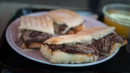 Sandwich à l'effilochée de paleron de boeuf chez Paulette, la nouvelle sandwicherie de Grégory Cuilleron, Lyon Sandwich à l'effilochée de paleron de boeuf chez Paulette, la nouvelle sandwicherie de Grégory Cuilleron, Lyon