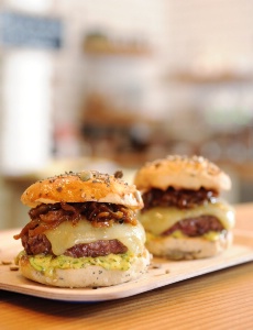 Le burger en grande forme devant le jambon beurre.