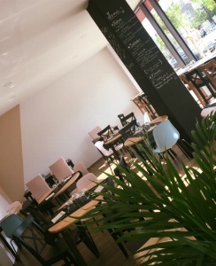 Ouvert uniquement le midi en semaine, le restaurant réalise 30 à 40 couverts par jour. Ouvert uniquement le midi en semaine, le restaurant réalise 30 à 40 couverts par jour.