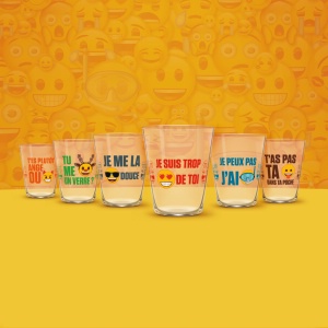 Une collection de 6 verres avec des messages emoji.