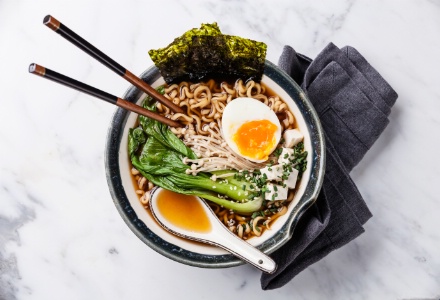 Ramen au miso : nouilles japonaises avec śufs, champignons enoki, et chou pak-choď. Ramen au miso : nouilles japonaises avec śufs, champignons enoki, et chou pak-choď.