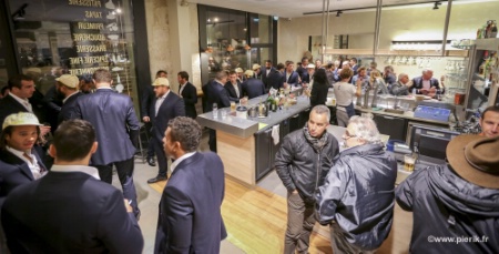 A Marseille, Les Halles de la Major marient stands de producteurs et événementiel.
