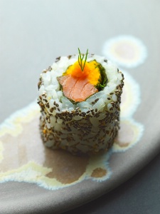 California au saumon, wasabi de courge et graines de courge California au saumon, wasabi de courge et graines de courge
