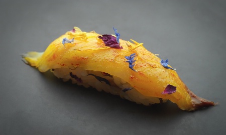 Sushi Yellowtail mariné au safran et arlequin de fleurs Sushi Yellowtail mariné au safran et arlequin de fleurs