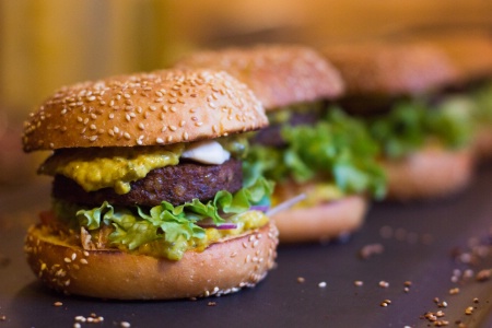 Hank propose des burgers et pizzas vEgans. Hank propose des burgers et pizzas vEgans.