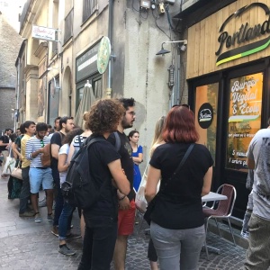 Curieux de découvrir la nouvelle enseigne vegan, les Nantais ont fait la queue devant Portland burgers le jour de l'ouverture.