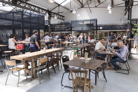 Le food court la Commune joue aussi le rôle d'incubateur pour les chefs qui peuvent tester leur concept pendant un an et bénéficient d'un coaching personnalisé. Le food court la Commune joue aussi le rôle d'incubateur pour les chefs qui peuvent tester leur concept pendant un an et bénéficient d'un coaching personnalisé.