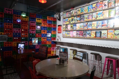 À Londres, le Cereal Killer Cafe de Camden Town joue la carte vintage et régression. À Londres, le Cereal Killer Cafe de Camden Town joue la carte vintage et régression.