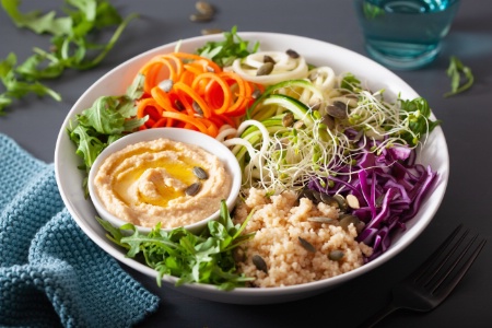 Dans les salades, augmentez les quantités de légumes, mariez les légumineuses (lentilles…) avec les céréales ou équivalent (boulgour, quinoa…) et ajoutez des graines ou des graines germées.