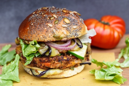 Compléter le burger par des légumes crus pour améliorer la présentation et garantir les apports en vitamines.