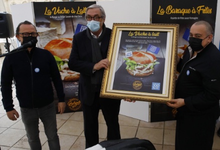 À gauche, Jean-Bernard Jacques patron du Bistrot Burger, et au centre, François Sauvadet président du conseil départemental.