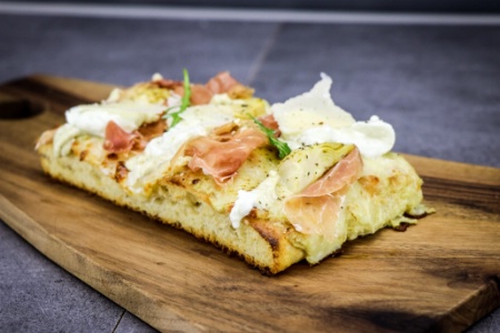 Più Più propose des pizzas à la part, des focaccias, des piadine, des panini et des planches apéritives. Più Più propose des pizzas à la part, des focaccias, des piadine, des panini et des planches apéritives.