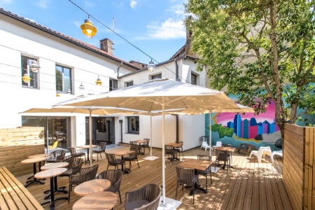 La terrasse de Coté Brunch. Clients et agents immobilier s'y retrouvent.
