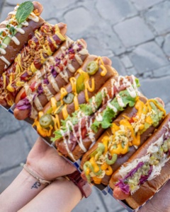 Franks propose sept recettes du monde entier, dans un pain brioché artisanal. Franks propose sept recettes du monde entier, dans un pain brioché artisanal.