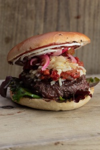 Pour Cocorico, le chef Juan Arbelaez a créé un burger comprenant du chorizo et du basilic.