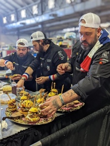 Benoit Sanchez, Joannes Richard et Thibaud Desimeur ont remporté la deuxième place du championnat du monde de burger aux États-Unis. Benoit Sanchez, Joannes Richard et Thibaud Desimeur ont remporté la deuxième place du championnat du monde de burger aux États-Unis.