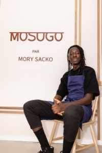 Chez Mosugo, le chef étoilé Mory Sacko revisite le poulet frit.