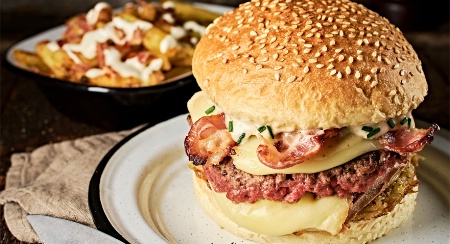 La grosse ripaille : Boeuf de race Limousine ou Charolaise d'origine française, Poitrine de porc fumée, Galette de pomme de terre façon pomme paillasson, Double dose raclette au lait cru + troisième fromage au choix, Ciboulette et Sauce Pépère (sauce au poivre artisanale 1,5%). La grosse ripaille : Boeuf de race Limousine ou Charolaise d'origine française, Poitrine de porc fumée, Galette de pomme de terre façon pomme paillasson, Double dose raclette au lait cru + troisième fromage au choix, Ciboulette et Sauce Pépère (sauce au poivre artisanale 1,5%).
