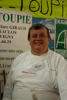 Un des plaisirs de Bernard Andrieux, faire son marché comme ici au marché Saint-Joseph (produits fermiers) à Clermont-Ferrand.