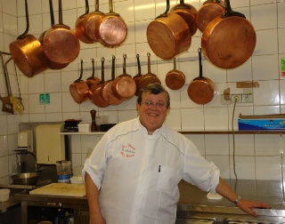Bernard Andrieux sous les cuivres de sa cuisine pour quelques temps encore.