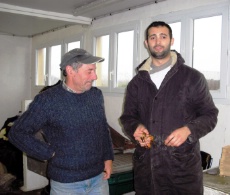 Patrice Lubet vient chercher ses crabes verts vivants directement au port de Larros, chez Pierre Bonnieu.