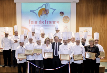 Autour d'Hervé Novelli, sécrétaire d'Etat au tourisme, les chefs des cuisineries gourmandes très fières de présenter la nouvelle plaque qui les distingue comme maître restaurateur Autour d'Hervé Novelli, sécrétaire d'Etat au tourisme, les chefs des cuisineries gourmandes très fières de présenter la nouvelle plaque qui les distingue comme maître restaurateur
