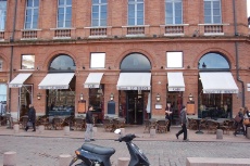 Le Bibent dans un décor Napoléon III est attaché tant à l’histoire de la ville qu’à l’histoire de la place du Capitole.