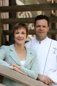 Dominique Loiseau et Patrick Bertron, chef du Relais Bernard Loiseau à Saulieu. Dominique Loiseau et Patrick Bertron, chef du Relais Bernard Loiseau à Saulieu.