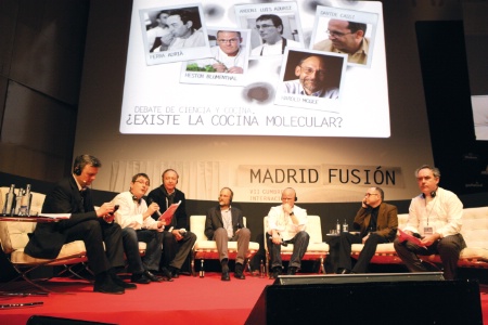 Le débat-phare de Madrid Fusion ? 'Science et cuisine : est-ce que la cuisine moléculaire existe ?' avec des intervenants de haut vol : trois chefs : Ferran Adrian, Heston Blumenthal et Andoni Luis Aduriz, et deux scientifiques : Davide Cassi, professeur de physique théorique à l'université de Parme et le chercheur américain sur la chimie des aliments Harold McGee. Le débat-phare de Madrid Fusion ? 'Science et cuisine : est-ce que la cuisine moléculaire existe ?' avec des intervenants de haut vol : trois chefs : Ferran Adrian, Heston Blumenthal et Andoni Luis Aduriz, et deux scientifiques : Davide Cassi, professeur de physique théorique à l'université de Parme et le chercheur américain sur la chimie des aliments Harold McGee.