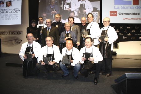 Juan Mari Arzak, Ferran Adria, Nobu Matsuhisa, Charlie Trotter (au 1er plan). Amalia Arzuaga, designer espagnol créatrice de la récompense, Santiago Fisas, conseiller culture et tourisme de Madrid, Rafael Anson, président de l’Académie royale espagnole de gastronomie, Thomas Keller, Gualtiero Marchesi (2ème rang). Sébastien Bras, Pierre Gagnaire, Pierre Hermé, Heston Blumenthal (3ème rang). Juan Mari Arzak, Ferran Adria, Nobu Matsuhisa, Charlie Trotter (au 1er plan). Amalia Arzuaga, designer espagnol créatrice de la récompense, Santiago Fisas, conseiller culture et tourisme de Madrid, Rafael Anson, président de l’Académie royale espagnole de gastronomie, Thomas Keller, Gualtiero Marchesi (2ème rang). Sébastien Bras, Pierre Gagnaire, Pierre Hermé, Heston Blumenthal (3ème rang).