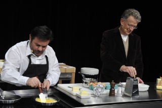 Michel Troisgros et Patrick Bouchain préparant l'omelette