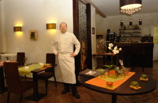 Stéphane Roesch dans la salle du restaurant, simple, sobre et conviviale.