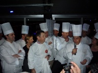 La famille des lauréats du Bocuse d'or rend hommage à Léa Linster pour ses 20 ans de Bocuse d'Or.