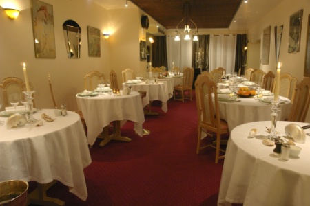 Passage de relais en douceur au Bistroquet. Le restaurant étoilé meurthe-et-mosellan est désormais dirigé par Karine Ponsard, fille du couple de propriétaires. Passage de relais en douceur au Bistroquet. Le restaurant étoilé meurthe-et-mosellan est désormais dirigé par Karine Ponsard, fille du couple de propriétaires.