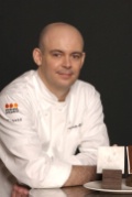 Alexandre Bourdas : “J’aime bien faire passer des messages à des gens qui se cherchent encore, qui se posent des questions. Je fais une cuisine simple et lisible, et c’est possible de faire du monde avec ça.”