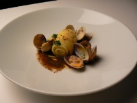 Le plat d'Alexandre Bourdas : Pommes de terre coufides au gras, palourdes au jus de poulet et abats.