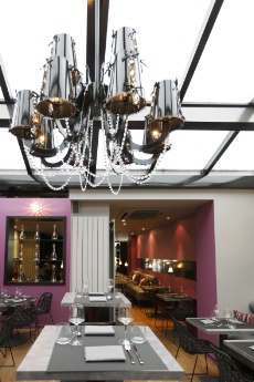 Anthracite et fuschia, une déco zen avec une pointe de chaleur, avec un puits de lumière au centre. Anthracite et fuschia, une déco zen avec une pointe de chaleur, avec un puits de lumière au centre.