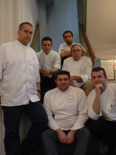 Au premier rang, Philippe Ducos, Domaine d’Auriac, Jérôme Ryon, La Barbacane, Samuel Cavagnis (Le Versance à Paris, qui accueillait le déjeuner). Deuxième rang : Jean-Pierre Blasco, L’Auberge des Lices et Jean-Claude Rodriguez, avec au-dessus, son fils, Emmanuel Rodriguez, Château Saint-Martin.