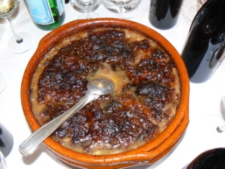 Dans sa cassole en terre cuite, le cassoulet de l’Académie en dégustation à Paris.