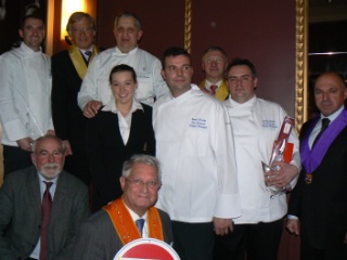 Nicolas Nobis (2ème), Patrick Fleury, vice-président, Joël Garault, André Fournet, Gérard de Marcillac, directeur de l’école Ferrandi, Claire Visinoni (meilleur commis), Benoît Nicolas, David Le Quellec (3ème), Pierre Miecaze, et Guy Rameau, président du Club Prosper Montagné, avec le panonceau.