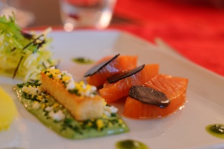Saumon fumé, pommes rattes, truffe et verdure.