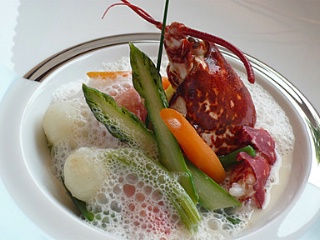 Petite nage printanière de homard breton au gingembre et huile citrino.