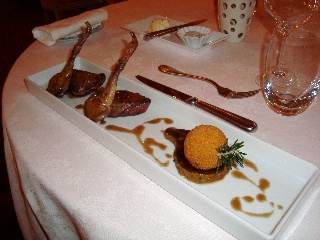 Pigeon saisi, croquette d'abats, fondue de poireaux