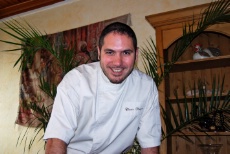 Olivier Muguet n’a jamais travaillé dans des établissements étoilés. Pour autant, sa cuisine relève d’une grande maturité et d’une maitrise des cuissons parfaites. Le Michelin ne s’y est pas trompé en lui décernant cette étoile.