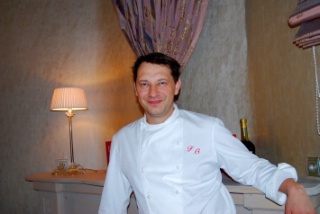 Après 10 années passées dans les plus beaux palaces et établissements étoilés, Frédéric Carrion offre à l’établissement qu’il a repris en 2004, sa toute première étoile.