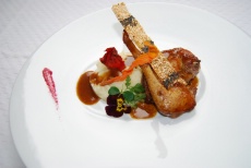 Dans chaque plat Olivier Muguet souhaite avant tout faire ressortir la saveur première du produit travaillé. Ensuite, dans le montage des assiettes, il donne libre court à ses envies.