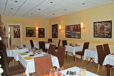 Olivier et Alexandra Muguet ont décoré la salle de cet ancien bistrot de gare à leur image ; avec des tableaux issus de leur propre collection d’art, une passion commune.