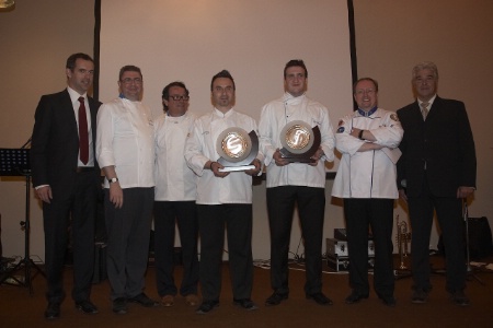 Remise du Prix ''Accord Parfait', le 6 avril à la Maison des Premières Côtes de Bordeaux et Cadillac, duo vainqueur, le chef Dominique Champroux et Benjamin Segui, élève au lycée hôtelier de Talence ( au centre) encadrés par la délégation Euro-Toques Remise du Prix ''Accord Parfait', le 6 avril à la Maison des Premières Côtes de Bordeaux et Cadillac, duo vainqueur, le chef Dominique Champroux et Benjamin Segui, élève au lycée hôtelier de Talence ( au centre) encadrés par la délégation Euro-Toques