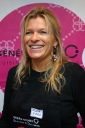 Flora Mikula.