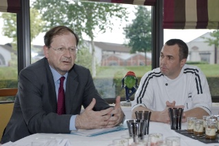 Hervé Novelli présentant le contrat d'avenir aux restaurateurs de Vierzon au côté du chef Pascal Chaupitre